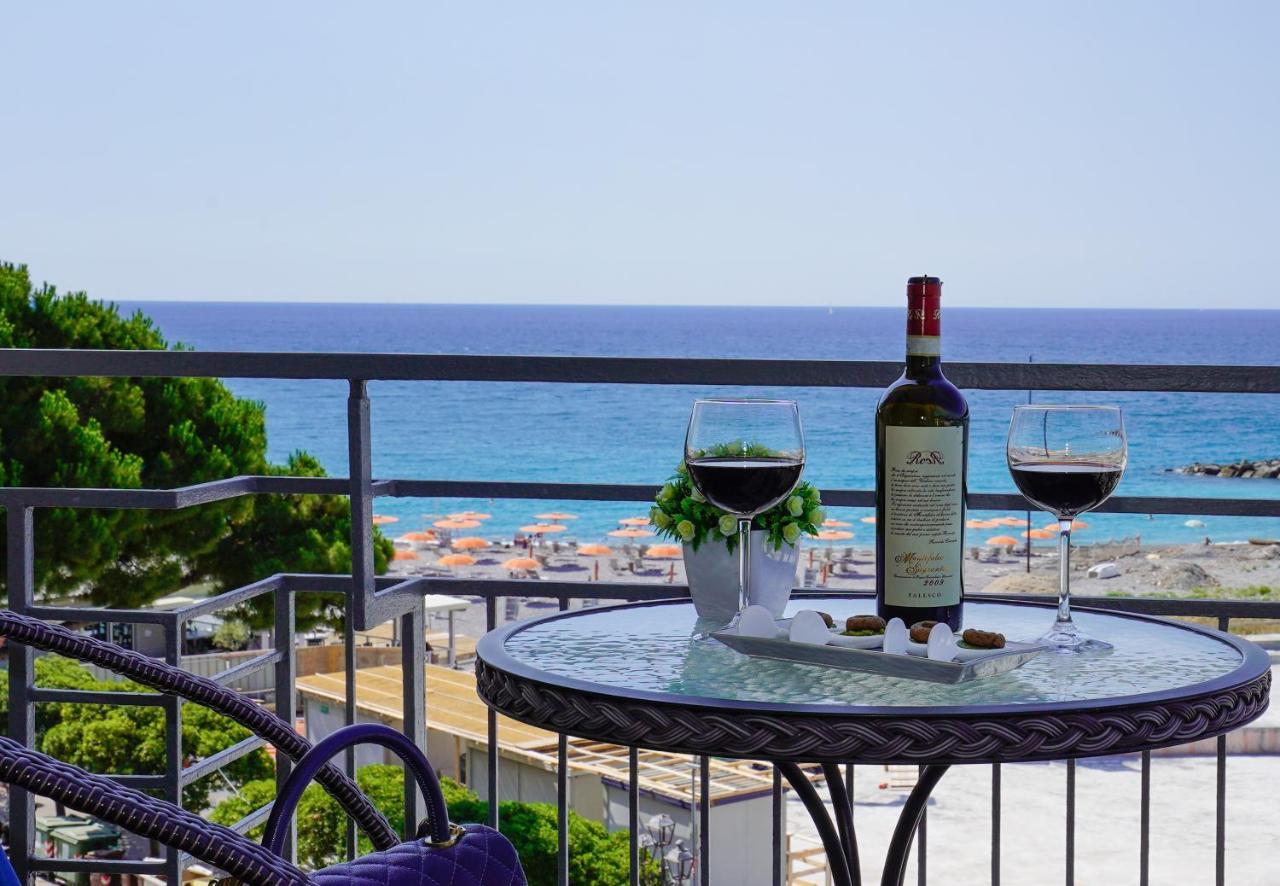Sole Mare Hotel Ventimiglia Bagian luar foto