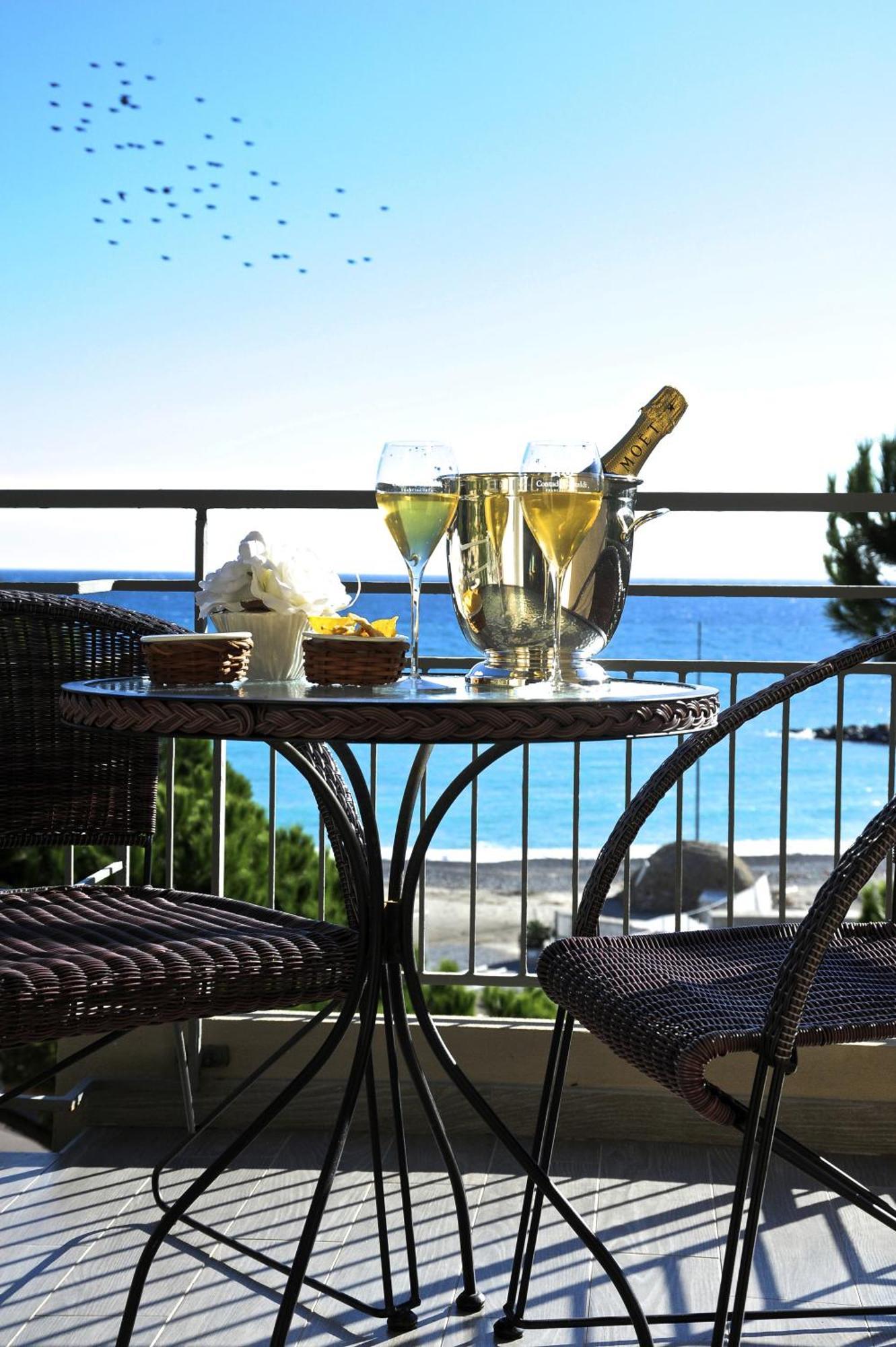 Sole Mare Hotel Ventimiglia Bagian luar foto